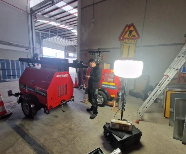 Emergency rescue balloon lights at workshop