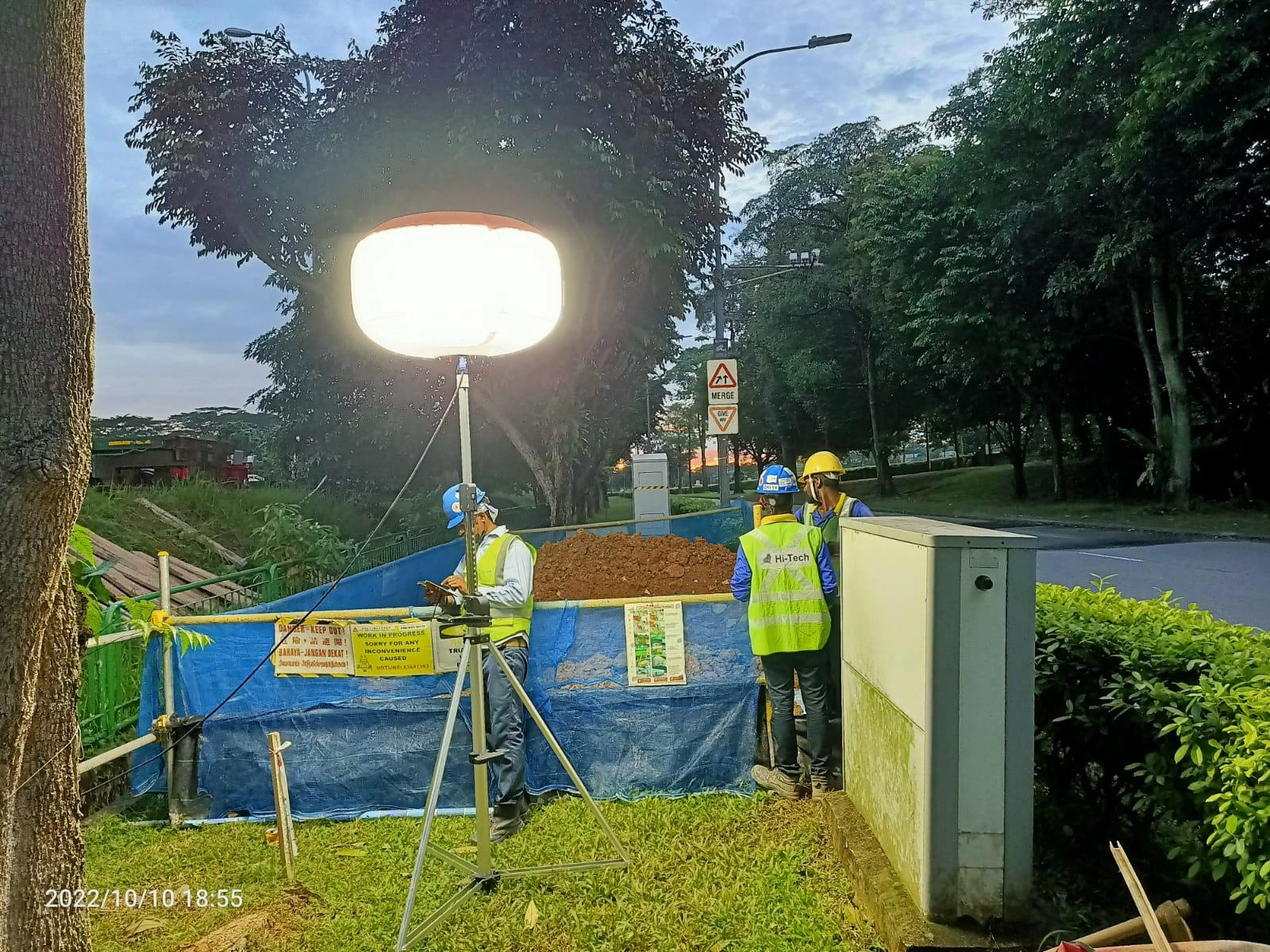 Led ballon lights for road maintenance